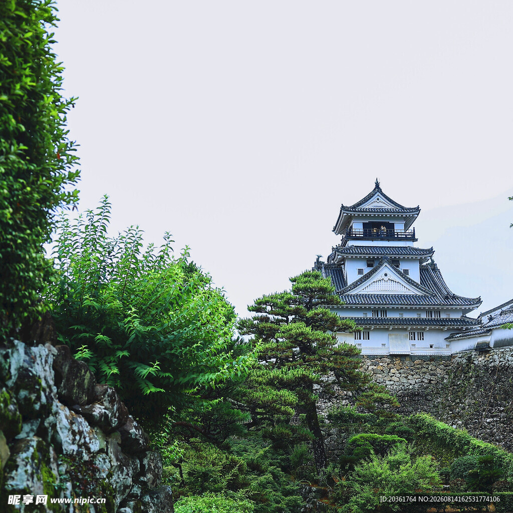 日本风格古建筑与葱郁绿植