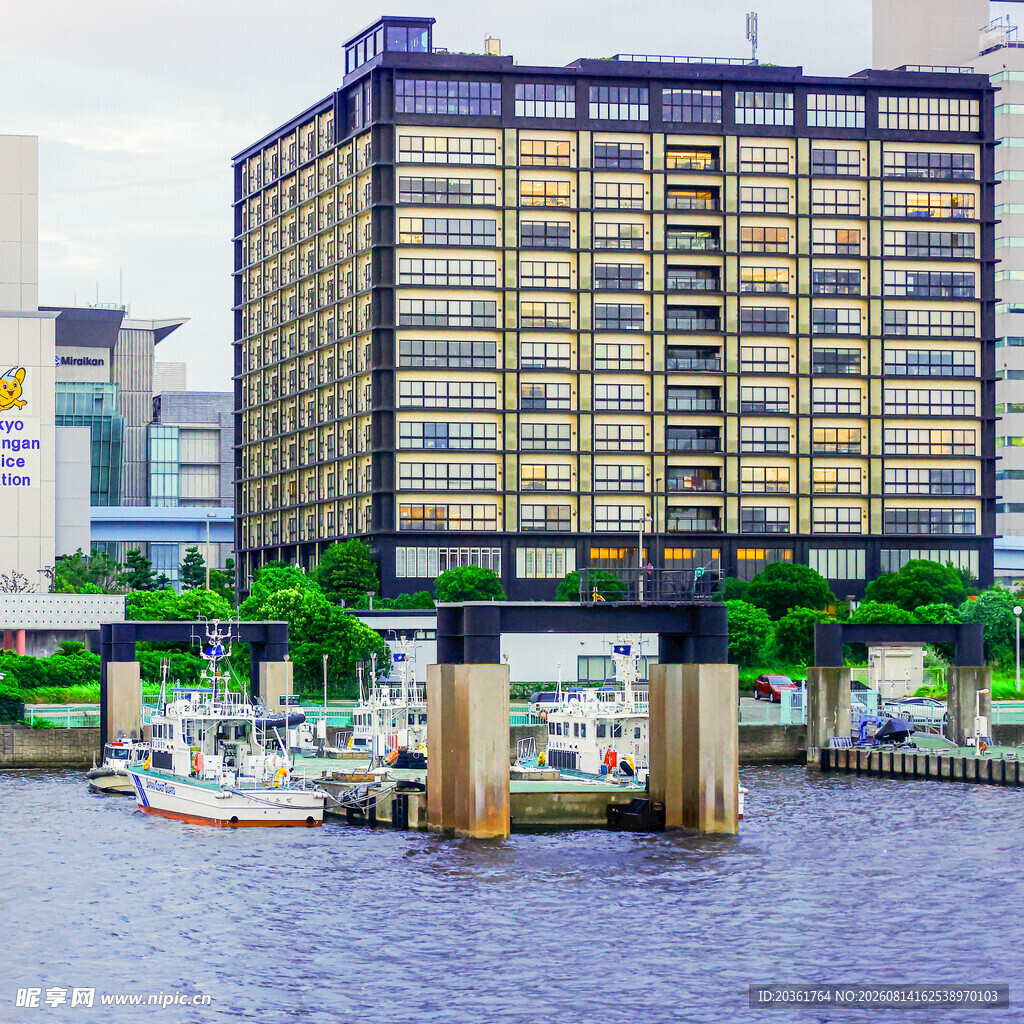 河畔高楼景观