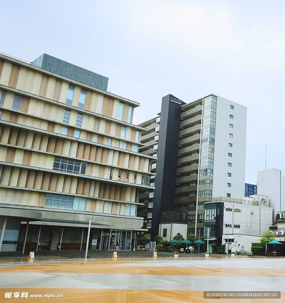 城市广场旁的现代建筑群