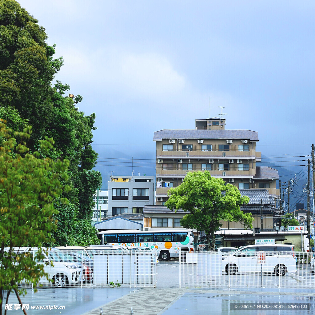 雨后街道旁的建筑