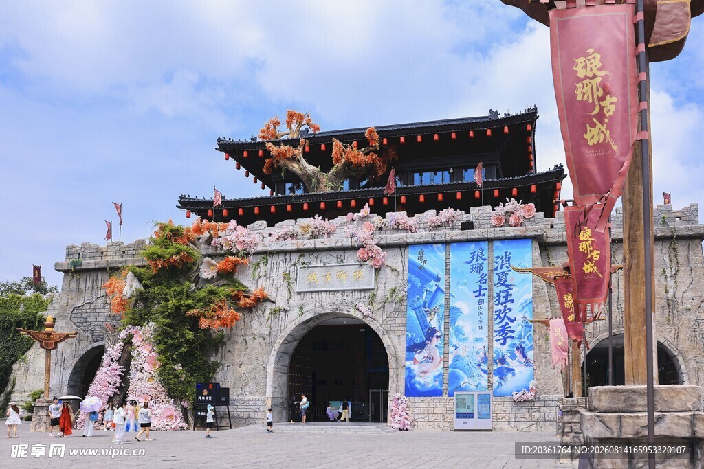古门楼前的热闹节庆场景