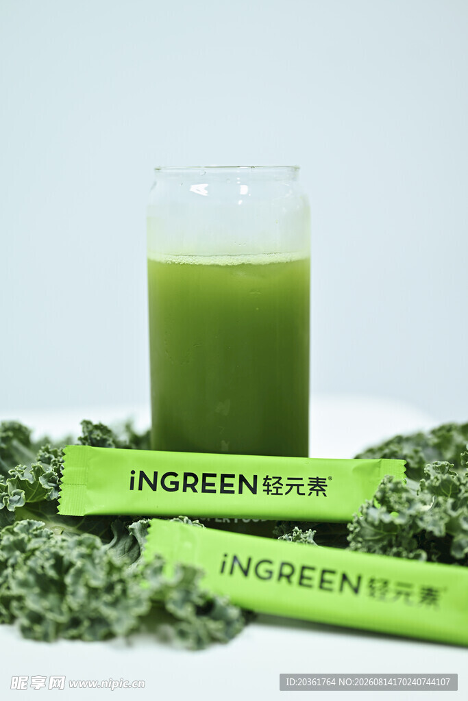 绿色蔬菜汁与新鲜蔬菜