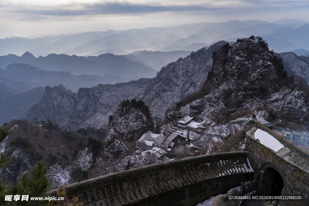 武当山冬日山峦雪景