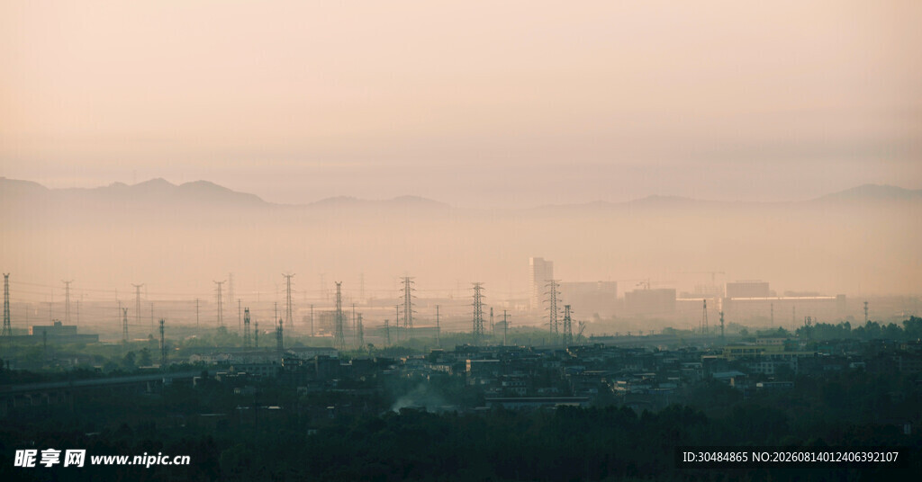 雾中城市天际线景观