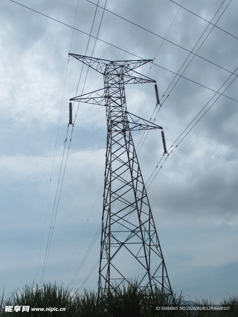 高耸电塔矗立旷野