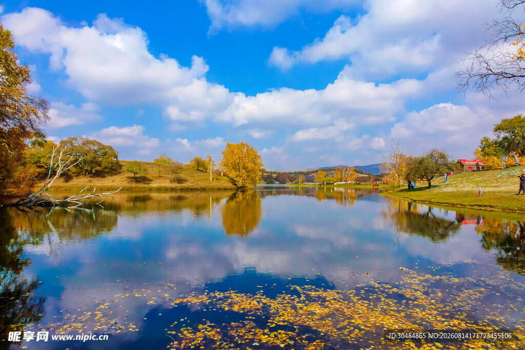秋日湖畔美景