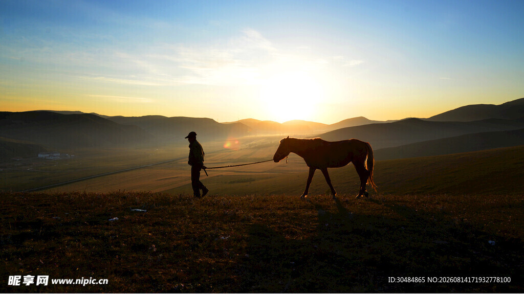 夕阳下人与马的温馨画面