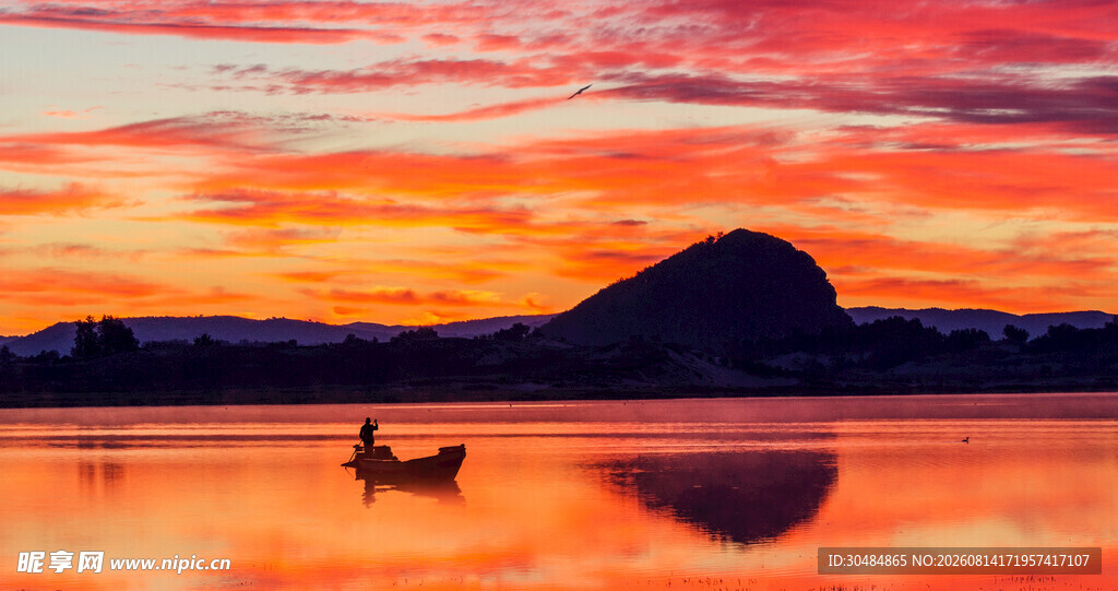 夕阳下湖面小船与远山美景