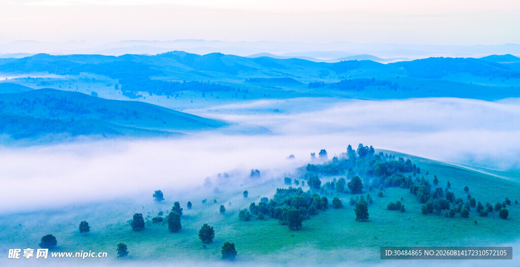 山间云雾缭绕的静谧美景