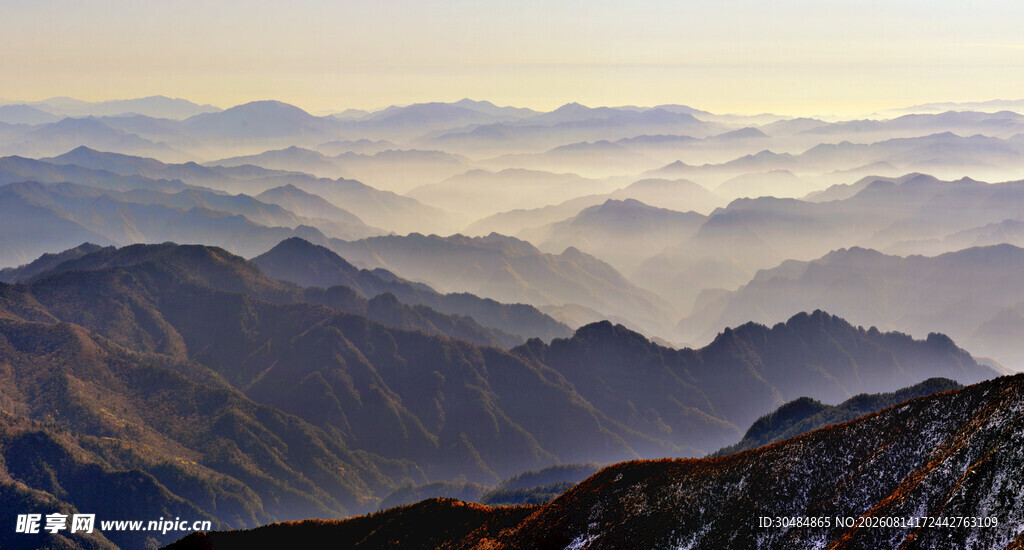 壮丽山峦间的晨雾美景