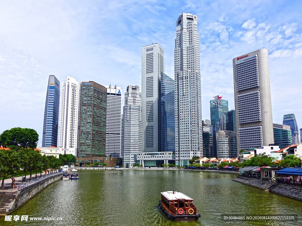 新加坡河畔的现代都市景观