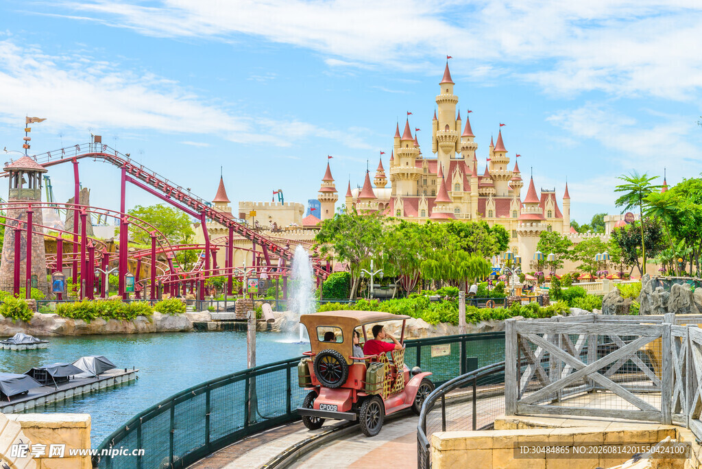 迪士尼乐园中的游乐场景