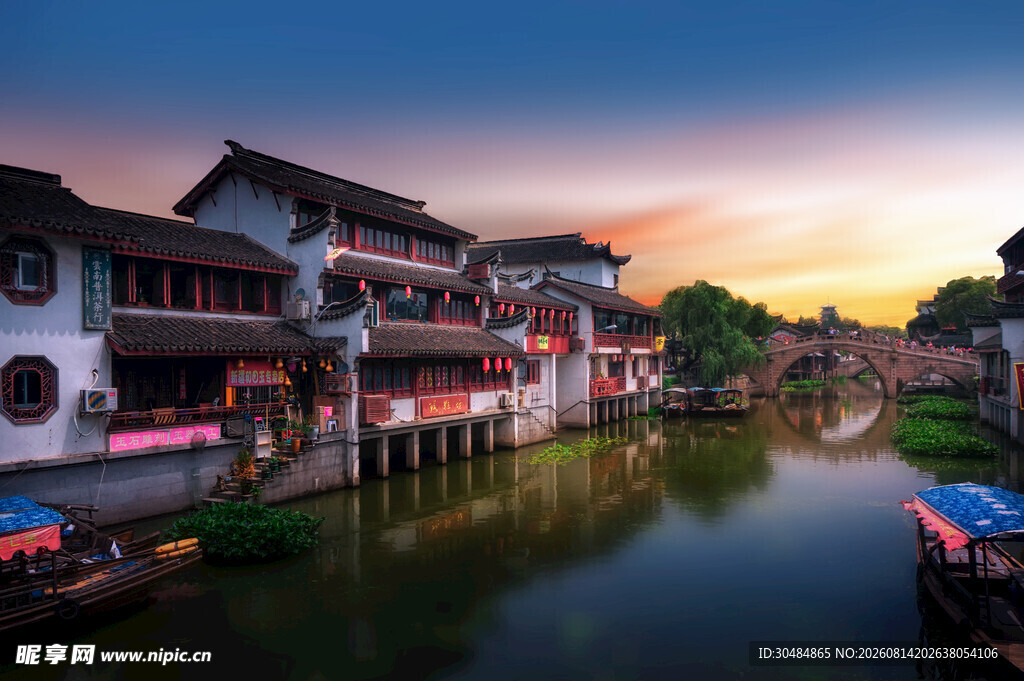 水乡古镇的黄昏美景