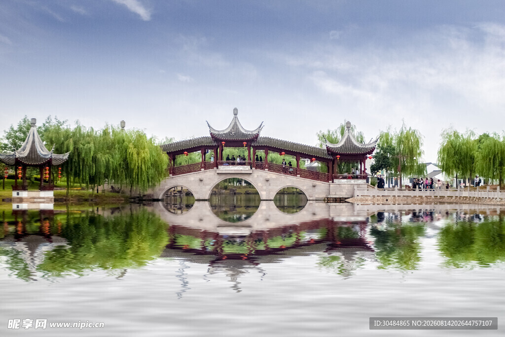 中式园林湖景倒映美景