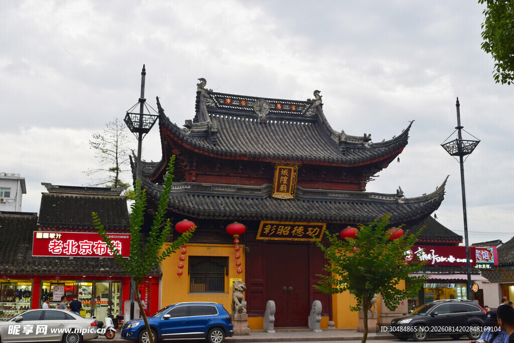 中式古建庙宇前的街景