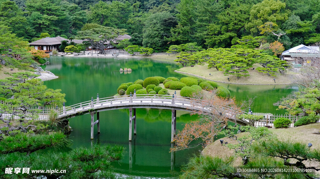 日式园林中的小桥流水