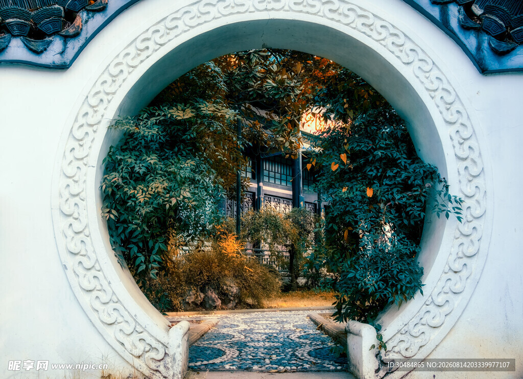 中式月洞门后的园林景致