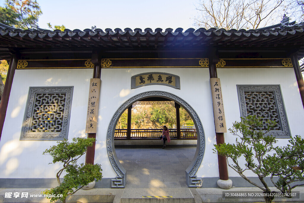 中式庭院拱门景观