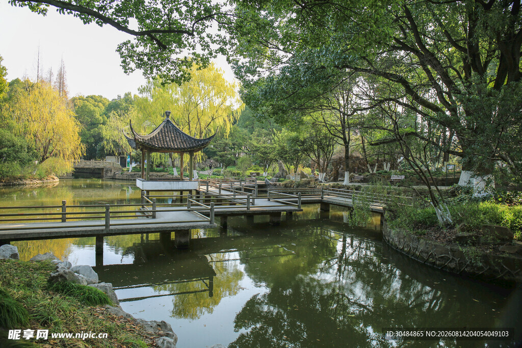 中式园林湖畔美景