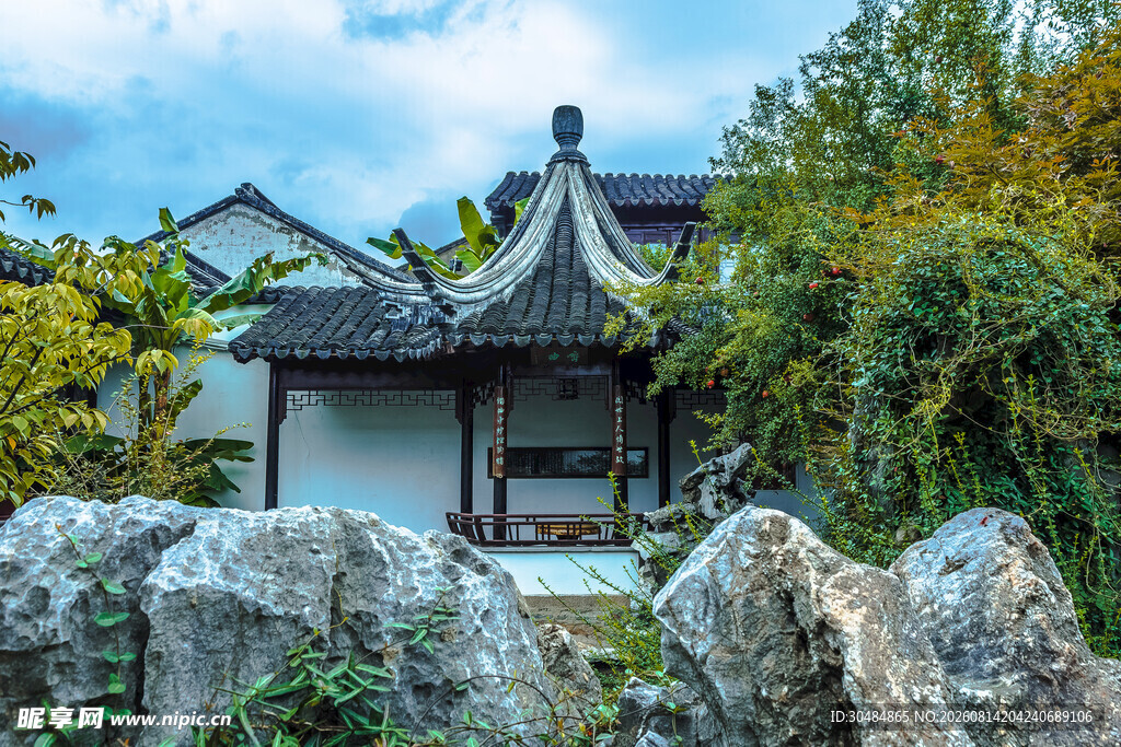 中式园林景观中的古朴建筑
