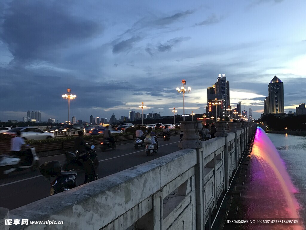 南宁城市河畔夜景
