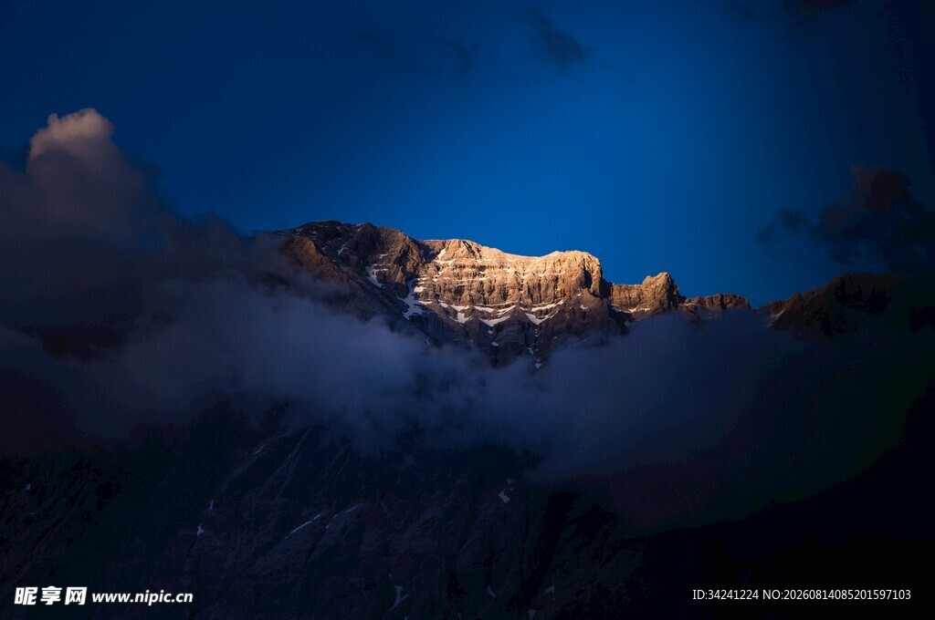 夜幕下的闪耀山峰