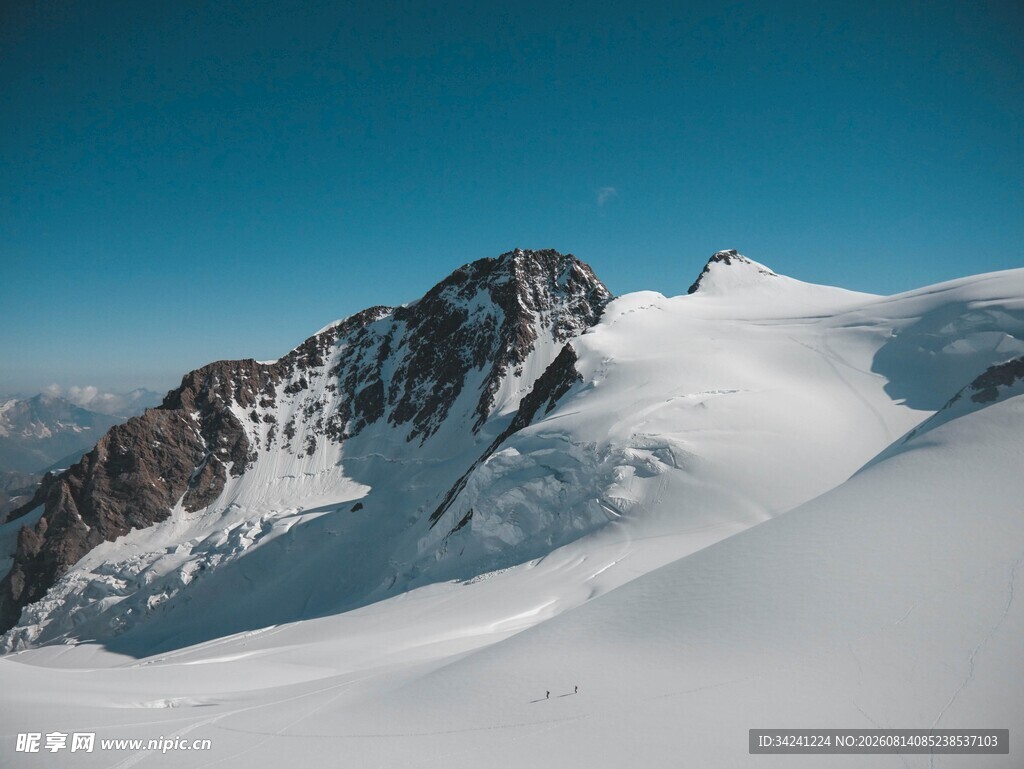 巍峨雪山壮丽景致