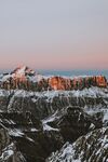 雪覆山峦的壮丽黄昏景色