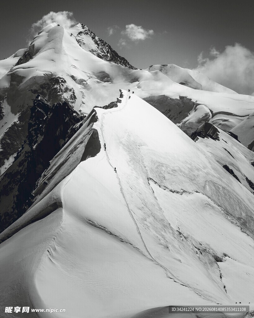 巍峨雪山壮丽景致