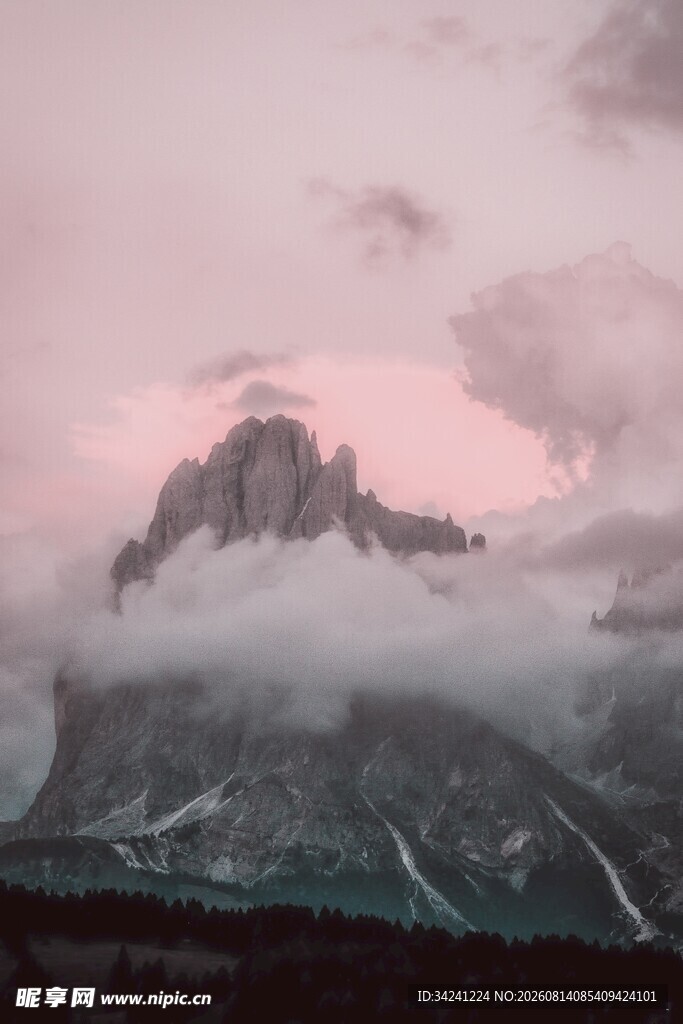 云雾缭绕的壮丽山景