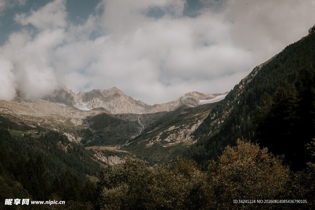 云雾缭绕的山间美景