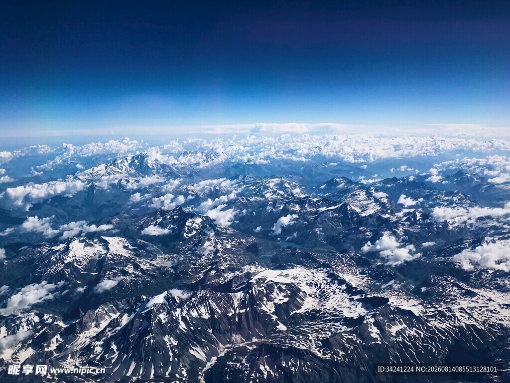 高空俯瞰壮丽雪山景观