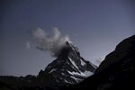 巍峨雪山映于暮色天空