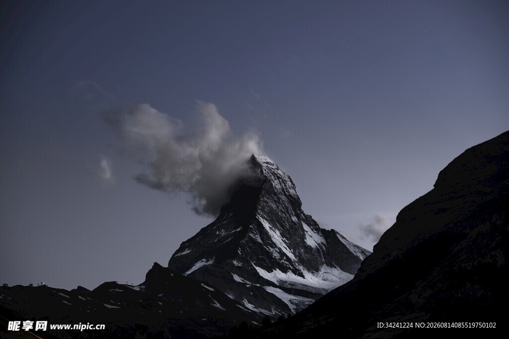 巍峨雪山映于暮色天空