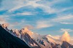 壮丽雪山映霞光
