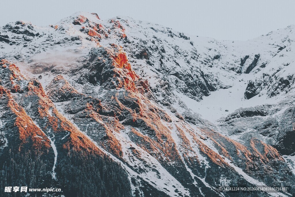 雪山壮丽光影景观