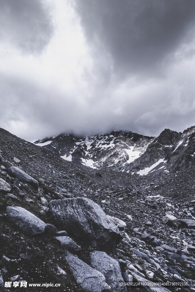 云雾笼罩的雪山岩石景观