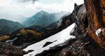 雪山峻岭间的壮美风光
