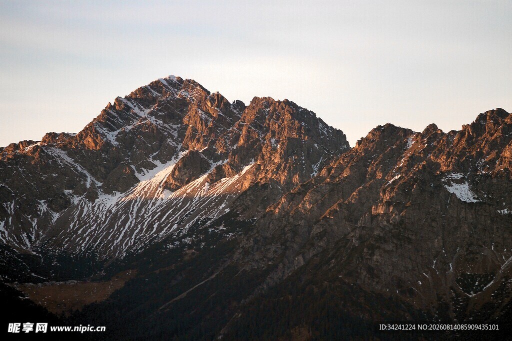 夕阳下的壮丽山峰