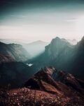 壮丽山景晨光中的巍峨山峦