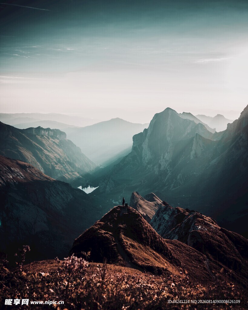 壮丽山景晨光中的巍峨山峦