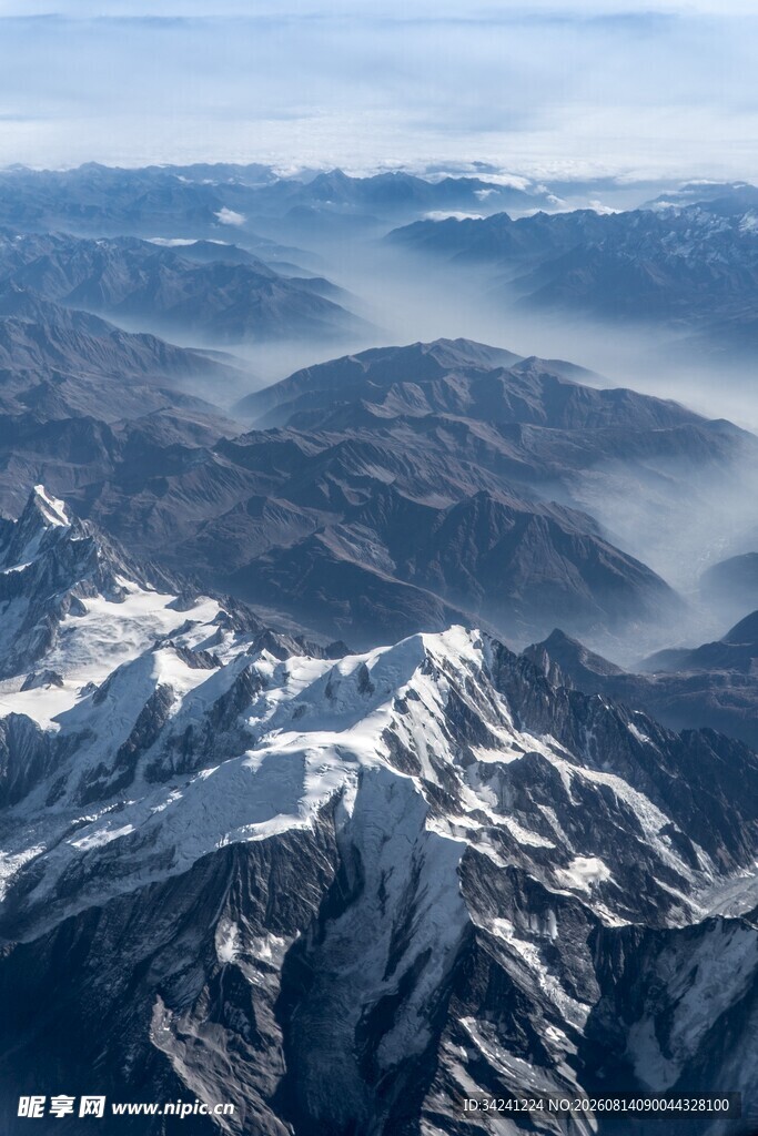 壮丽雪山航拍美景