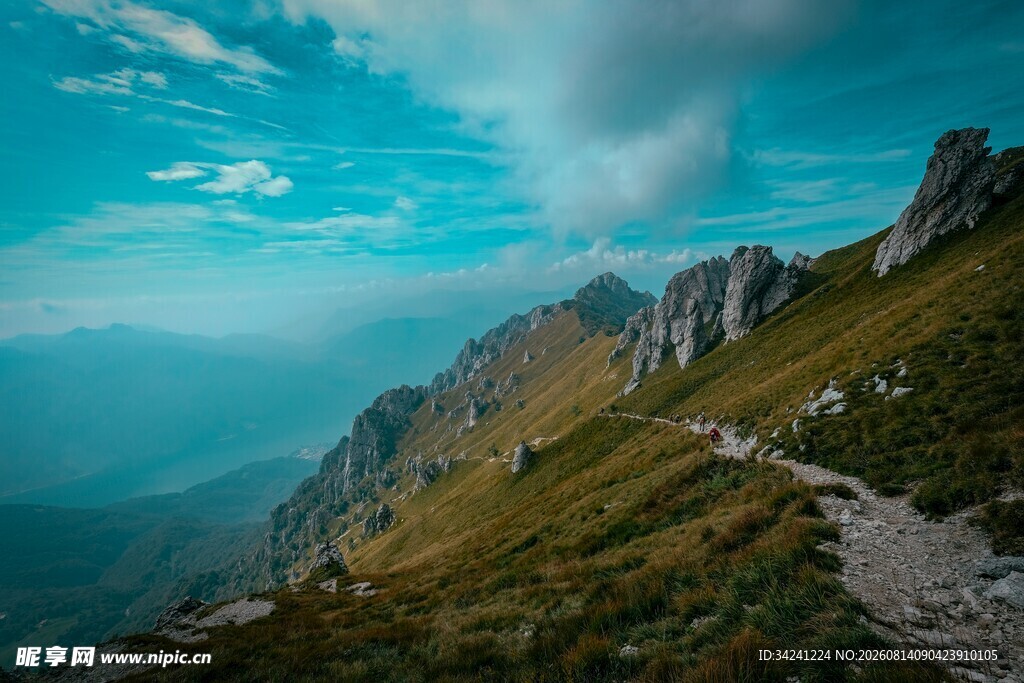 山间小径邂逅壮美自然风景