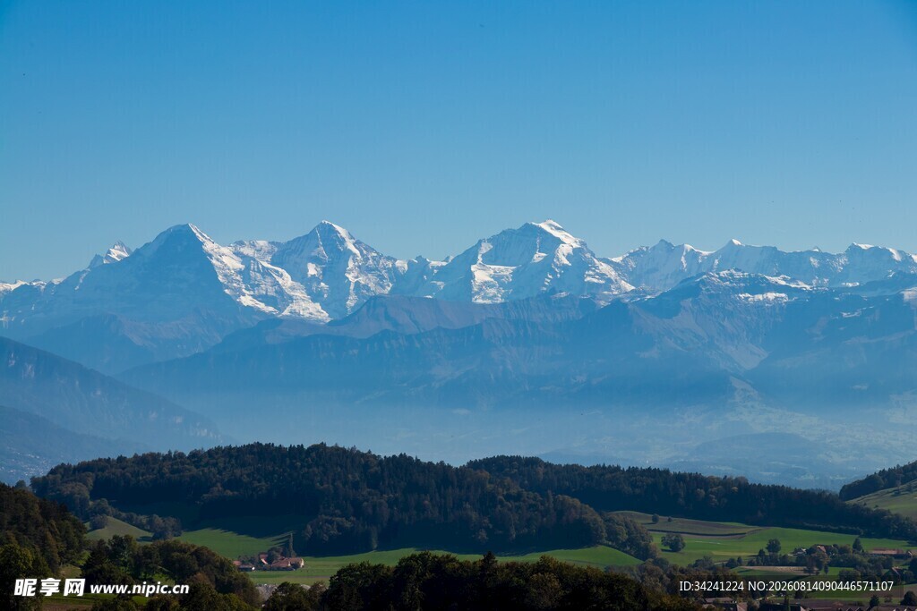 壮丽雪山远景风光