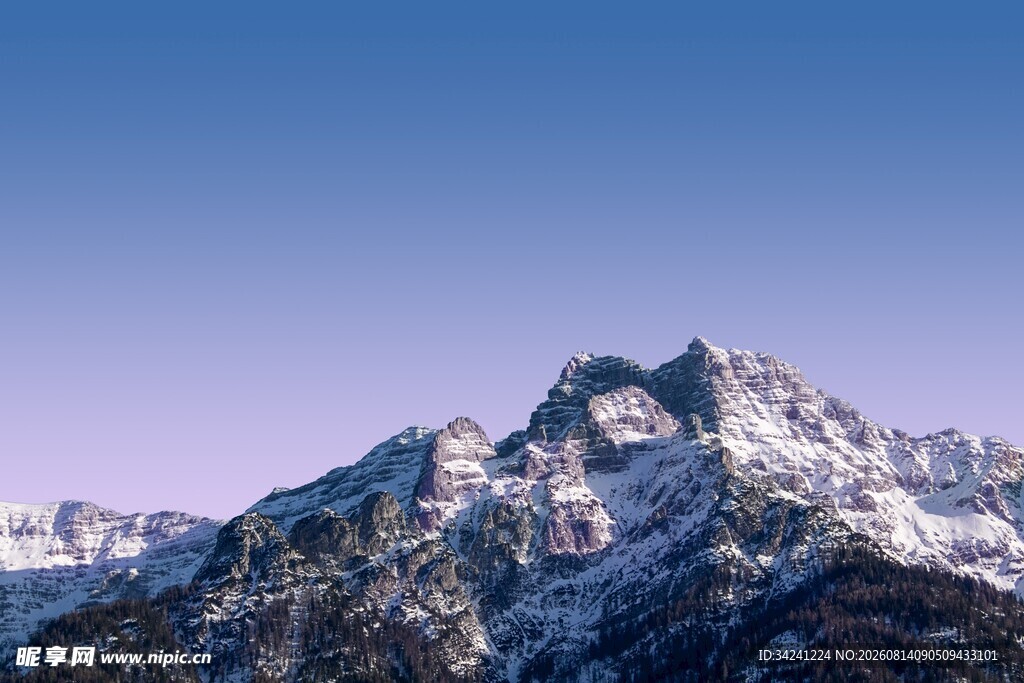 巍峨雪山壮丽自然景观