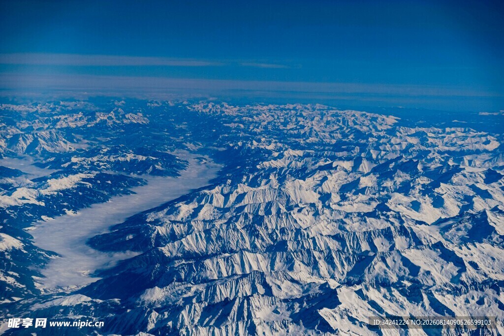 高空俯瞰壮丽雪山景观