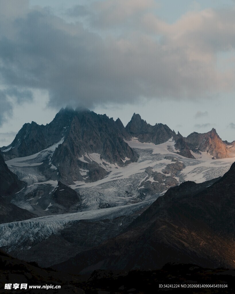壮丽雪山夕阳美景