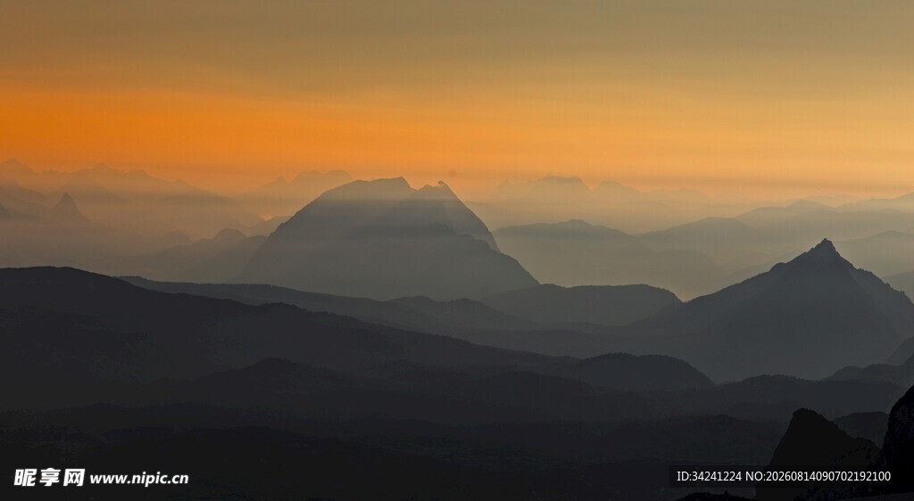 日出下的壮丽山峦景色