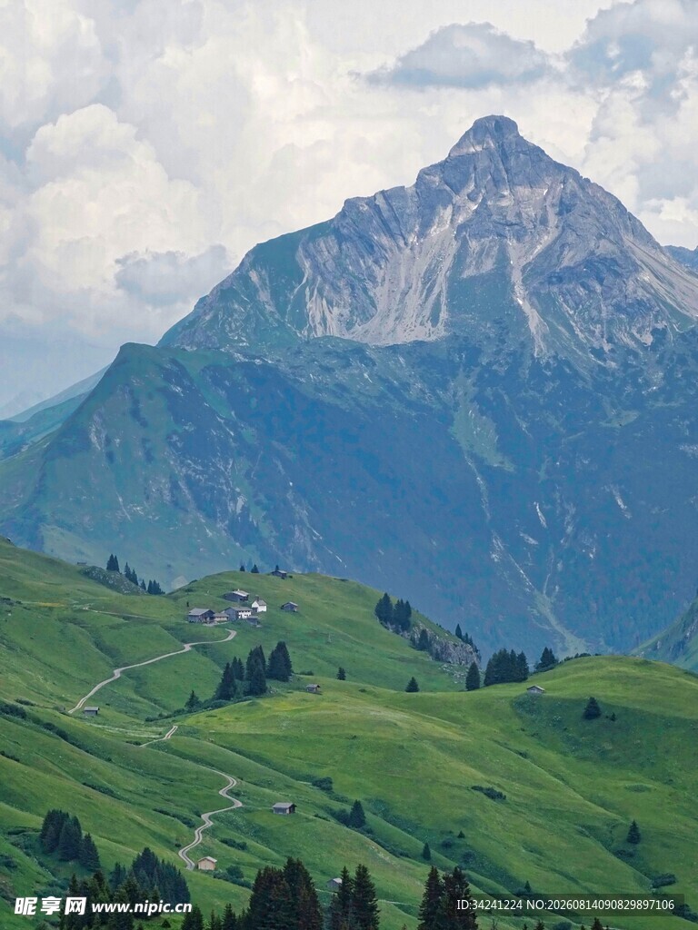 青山翠谷间的巍峨山峰