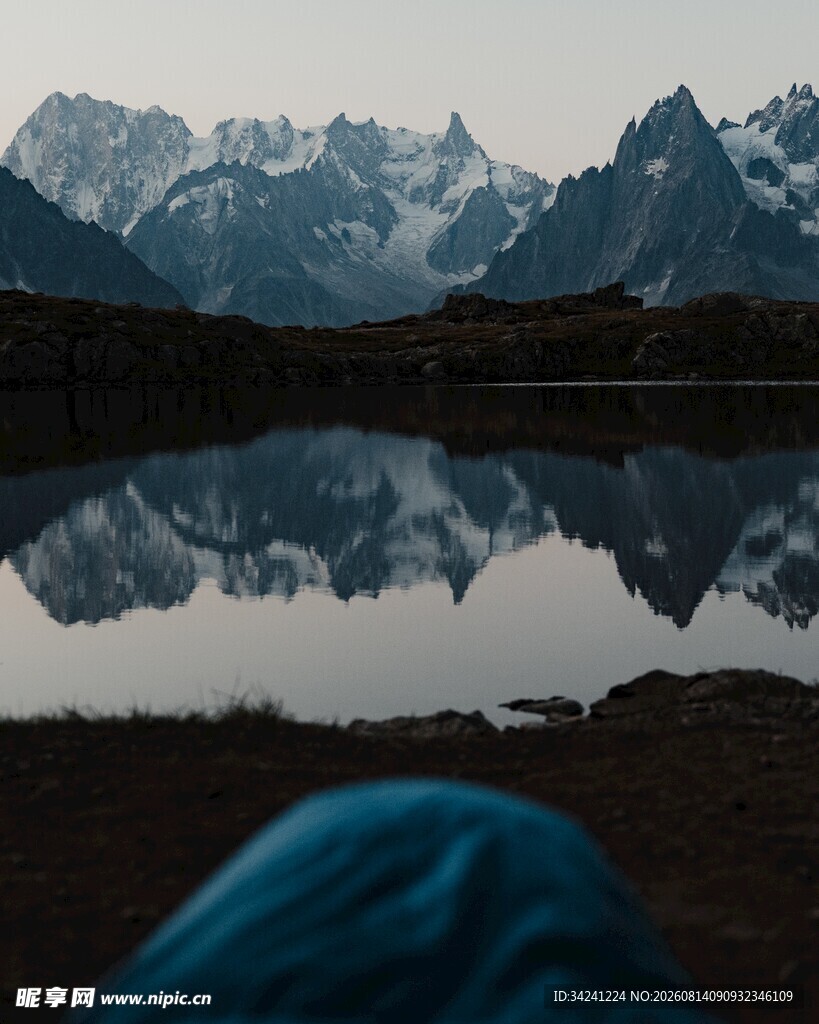 湖畔山景前的蓝色物品